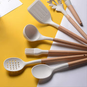 Utensili da cucina bianchi Utensili da cucina in silicone Set con manico multifunzione in legno Spatola antiaderente Mestolo Fruste per uova Pala